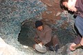 Đào móng, công nhân phát hiện 2.000 kg vật thể màu xanh lục