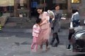 Netizen Trung phẫn nộ khi Lý Tiểu Lộ lấy con gái ra "làm màu"