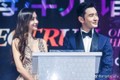 Angelababy và Huỳnh Hiểu Minh cố tình “diễn” cảnh ngọt ngào nơi công cộng?