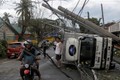 Cảnh tượng tan hoang như tận thế khi bão Kammuri càn quét qua Philippines