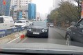 Xe Bentley chạy ngược chiều lại còn ngỗ ngược nháy đèn đòi nhường đường