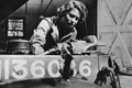 Hé lộ ảnh Nữ hoàng Anh làm thợ sửa xe những năm 1940