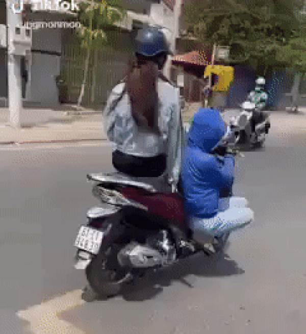 Video: Vừa chở bạn vừa "diễn xiếc" trên đường, nữ ninja khiến nhiều người ngán ngẩm