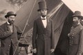 Tổng thống Mỹ Abraham Lincoln đội mũ chóp siêu cao, lý do thật bất ngờ