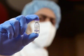 Soi vắc xin ZyCoV-D công nghệ ADN đầu tiên chống được "quái vật" Delta 