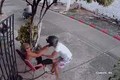 Video: Bị cướp điện thoại, cụ bà có màn “phản đòn” cực gắt