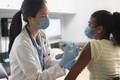 Tiêm nhầm vắc xin COVID-19 cho trẻ em: Các nước xử lý sao? 
