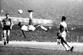 Loạt ảnh lịch sử khó quên về huyền thoại bóng đá Pele 
