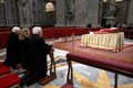 Vật phẩm nào được an táng cùng cố Giáo hoàng mới qua đời?