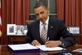 Vì sao Tổng thống Mỹ thường dùng hàng chục cây bút khi ký đạo luật? 