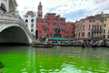Ngoài kênh đào Grand ở Venice, dòng sông nào cũng đổi màu bất thường? 