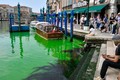 Nóng: Tìm ra nguyên nhân nước kênh ở Venice chuyển màu xanh huỳnh quang