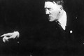 Ảnh độc: Trùm phát xít Hitler như “kẻ điên” khi tập diễn thuyết