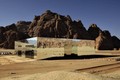 Ngỡ ngàng nhà hát tàng hình ẩn hiện giữa sa mạc rộng lớn