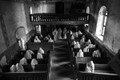 Sự thật về các “hồn ma” cúi đầu cầu nguyện trong nhà thờ bỏ hoang