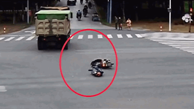 Video: Bị xe tải cán trúng đầu, nam thanh niên được mũ bảo hiểm cứu mạng
