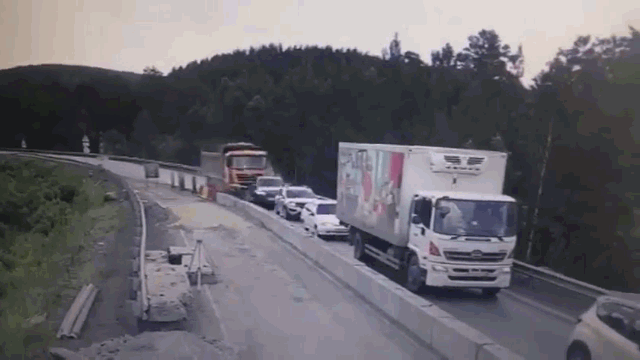 Video: Kinh hoàng xe ben mất lái, tông nát 5 ô tô trên cao tốc 