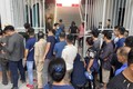 Cháy vé đội tuyển Việt Nam gặp Hong Kong, NHM mua online toát mồ hôi đổi vé cứng 