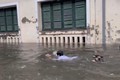 Hà Nội ngập lụt học sinh biến sân trường thành bể bơi cực chất