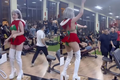 Phòng gym cho nhân viên ăn mặc mát mẻ nhún nhảy gây tranh cãi