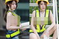 "Nữ công nhân hot girl" khiến netizen "đỏ mắt" bởi trang phục