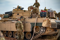 Bộ trưởng Quốc phòng Anh: Cần cẩu quan trọng hơn xe tăng và tiêm kích
