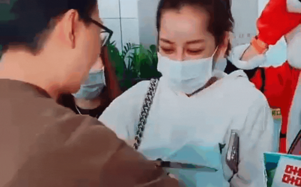Netizen xứ Trung bất bình trước việc Chi Pu bị fan cuồng ôm ấp