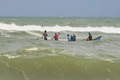 Vượt sóng cao 3m, ngư dân "đánh đổi mạng sống" kiếm 500.000 đồng