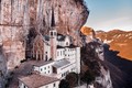 Đẹp như mơ nhà thờ thế kỷ 16 của Ý cheo leo nơi vách núi