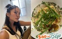 "Hoa hậu nghèo nhất Việt Nam" ăn mì gói nhưng ai cũng chú ý tới một chi tiết trong bát