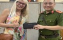 Nữ du khách ngoại quốc đánh rơi ví và cái kết ấm lòng ở Hà Nội