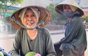 Ở Sài Gòn có một xe trái cây đặc biệt, khách tự đến cân, tự trả tiền để đổi lấy nụ cười nồng hậu của cụ bà U90