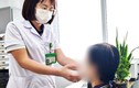 Mắt ngứa râm ran, người phụ nữ quê Hà Nam đi khám phát hiện ký sinh trùng dài 10cm đang ngoe nguẩy ở trong