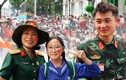 Khoảnh khắc tự hào: Người dân đội nắng, xếp hàng trật tự để chờ xem sơ duyệt diễu binh ở trung tâm TP.HCM