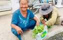 Gặp cụ bà bán rau nuôi cháu nhỏ, cô gái trẻ có hành động đẹp, đổi lại nụ cười hiền hậu của bà 