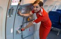 Xem nữ tiếp viên hàng không học cách thoát hiểm