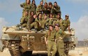 Nữ binh sĩ Israel “làm dáng” bên xe thiết giáp