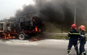 Xe cháy dữ dội trên cao tốc Thăng Long- Nội Bài