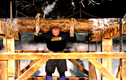 Nâng khúc gỗ nặng 640kg, phá kỷ lục 1.000 năm