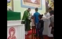 Linh mục túm tóc, đấm đá hàng chục trẻ em trong nhà thờ