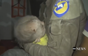 Binh sĩ Syria khóc nức nở khi cứu sống một em bé