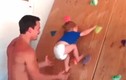 Ông bố chơi ngông cho con trai bé nhỏ leo tường 