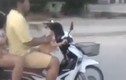 Bố để con gái nhỏ không nhìn đường, cầm lái xe máy 