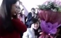 Bé trai tặng hoa cho nữ sinh ĐH Vinh gây xôn xao