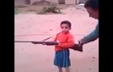 Phản cảm cha hướng dẫn con nhỏ bắn súng săn