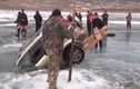 Giải cứu ô tô mắc kẹt dưới dòng sông băng