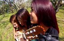 Ba cô gái chơi một cây guitar cùng lúc hay ngỡ ngàng