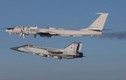 Tiêm kích MiG-31 mang tên lửa tầm xa "bảo kê" Tu-142 Nga trước máy bay NATO 