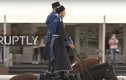 Video: Kỵ binh hộ tống Nga biểu diễn điêu luyện trên lưng ngựa