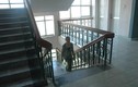 Phong thủy: Cửa căn hộ chung cư thẳng cầu thang bộ